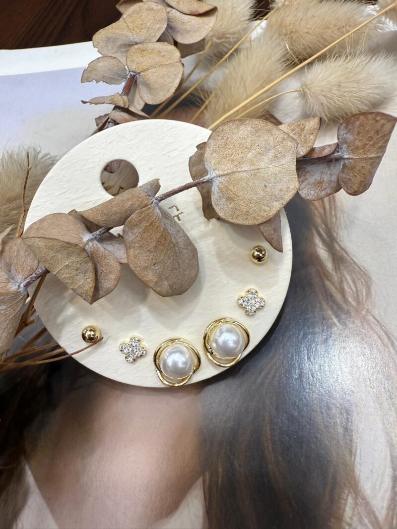 BO-7000-01-  Lot de petite boucles Dorée et Perlée